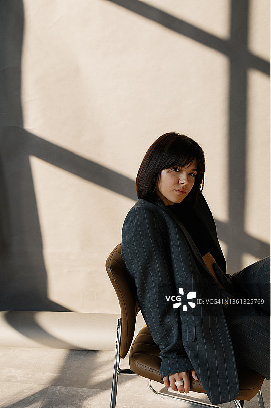 短发黑夹克的年轻女模特 -  stock照片图片素材