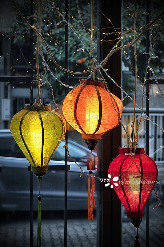 窗边的装饰纸灯罩图片素材