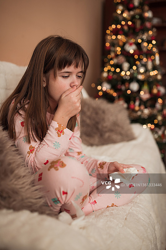新年夜里，女孩发烧打喷嚏图片素材