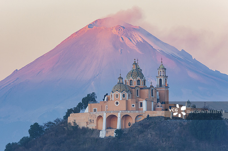 波波卡特佩特火山日出时的洛斯雷梅迪奥斯圣母教堂图片素材