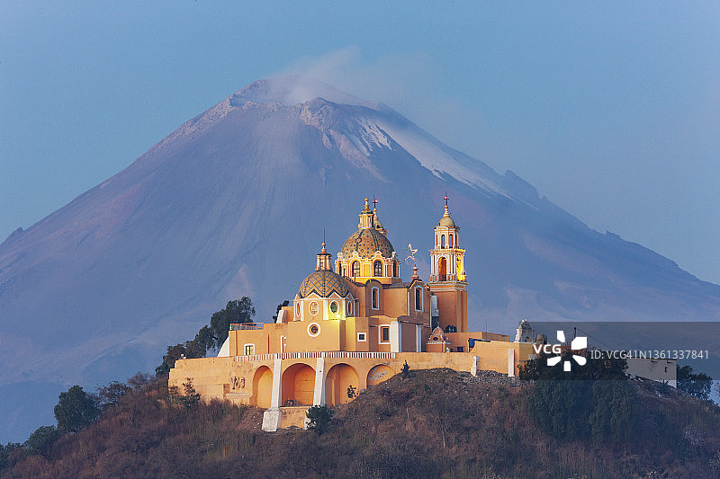 蓝色时段的Nuestra Senora de los Remedios教堂和波波卡特佩特火山图片素材