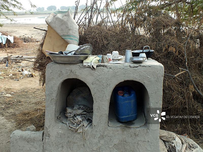贫困村庄家庭的生活方式图片素材
