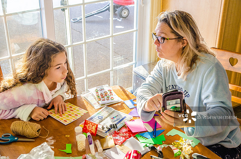 母女一起做手工图片素材