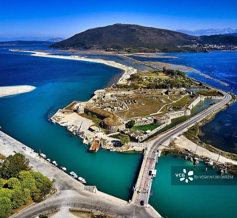 希腊爱奥尼亚海岸线上的阿吉亚·马夫拉城堡图片素材