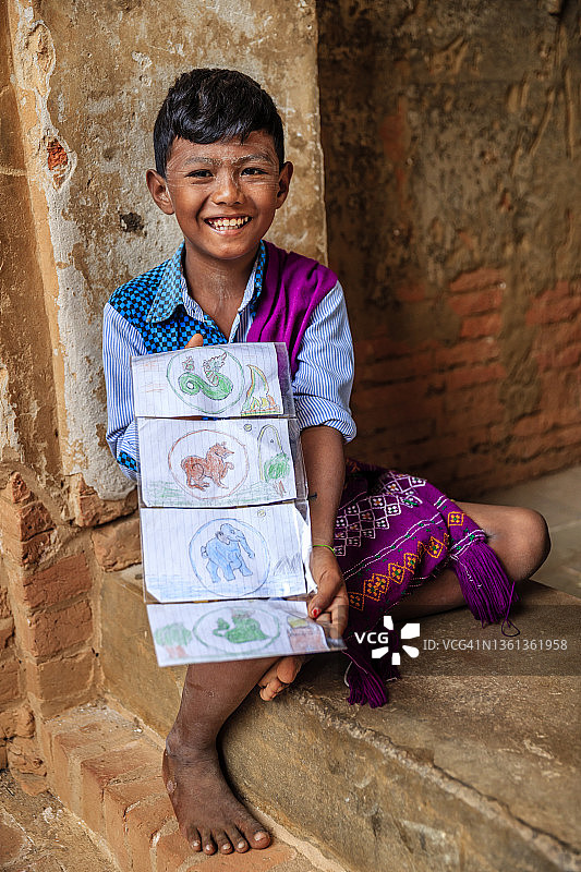 在缅甸蒲甘兜售手工明信片的缅甸小男孩图片素材