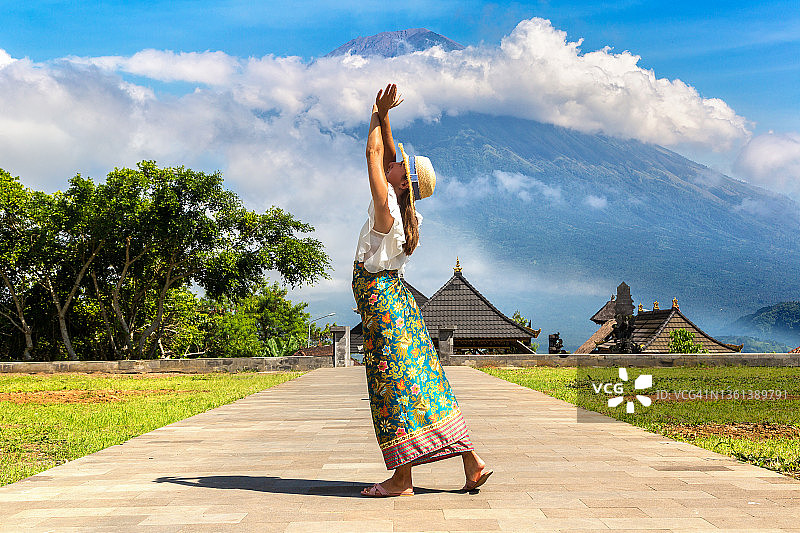 在巴厘岛阿贡火山的女人图片素材