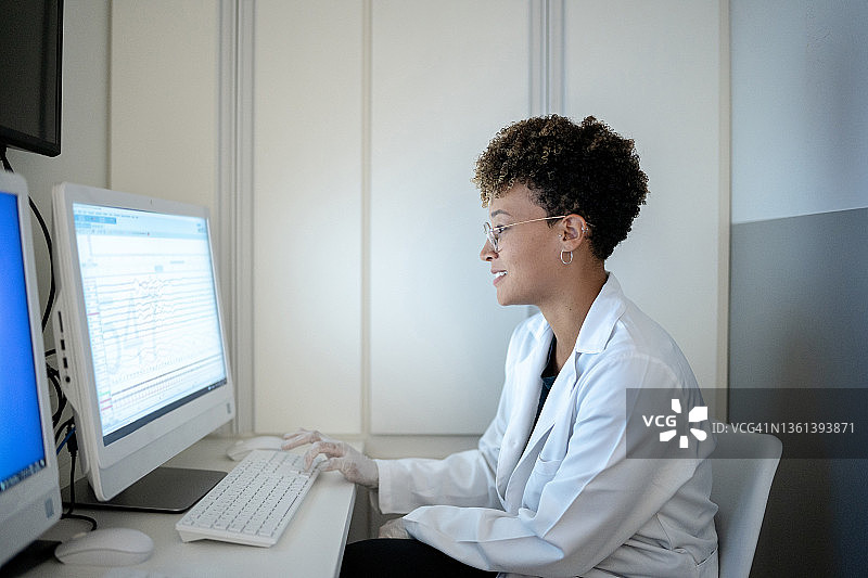 在医疗诊所使用电脑的女医生图片素材