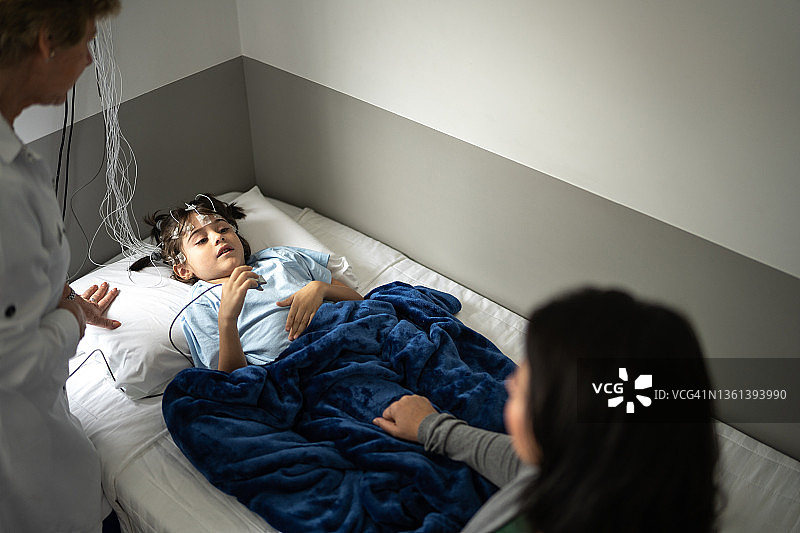 医生在多导睡眠监测（睡眠研究）前与男孩交谈图片素材