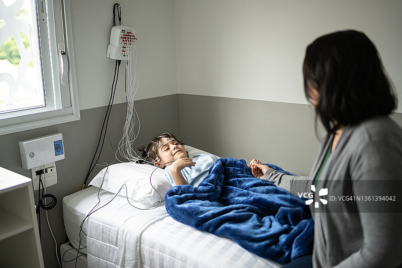母亲在睡眠研究期间与儿子交谈图片素材