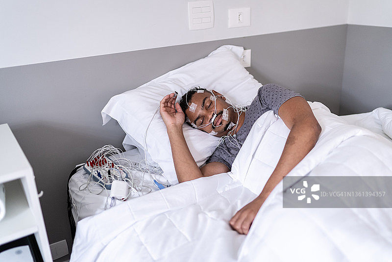 患者在医疗诊所进行多导睡眠监测（睡眠研究）时睡觉图片素材
