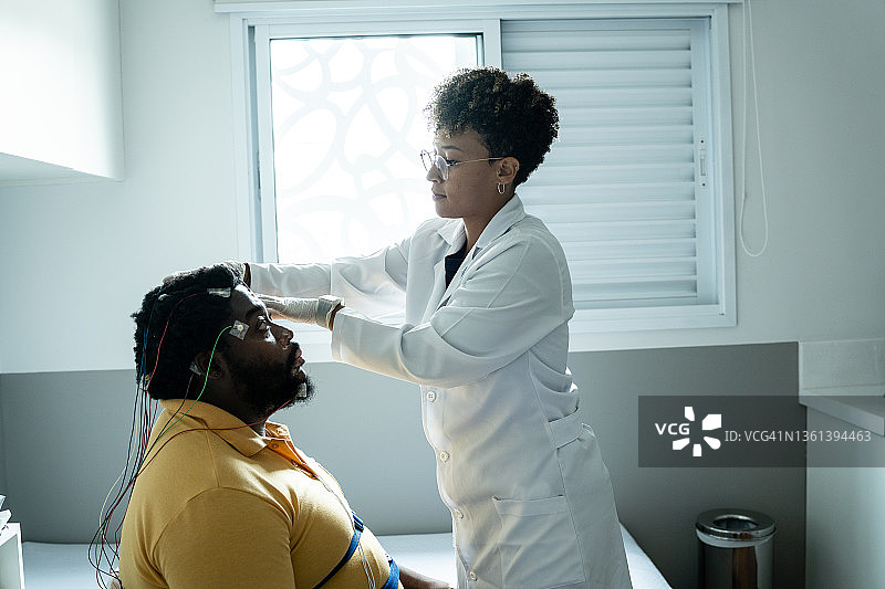 医生为患者准备多导睡眠图检查（睡眠研究）图片素材