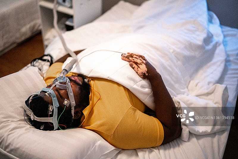 患者在医疗诊所睡觉并进行体检图片素材