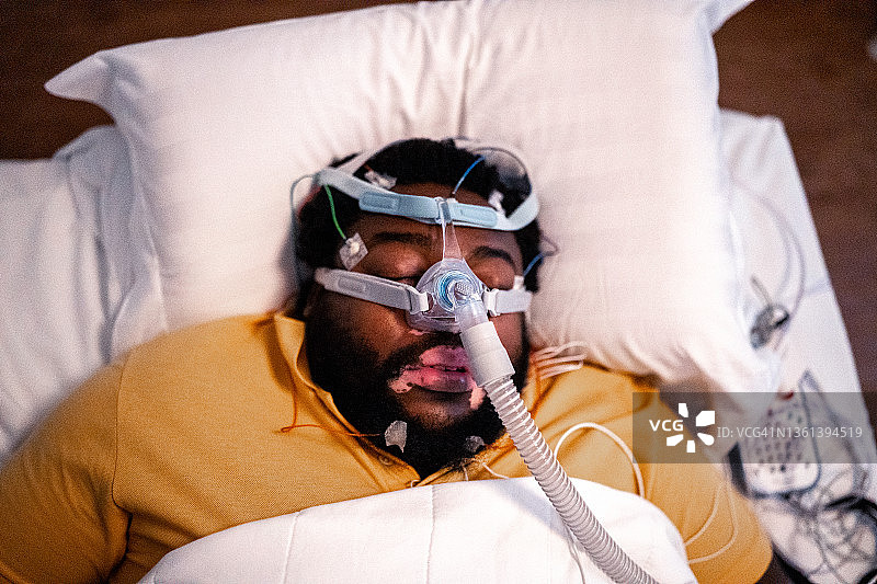 患者在医疗诊所睡觉并进行体检图片素材