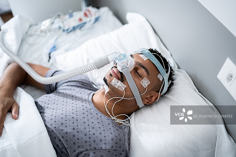 患者在医疗诊所睡觉并进行体检图片素材