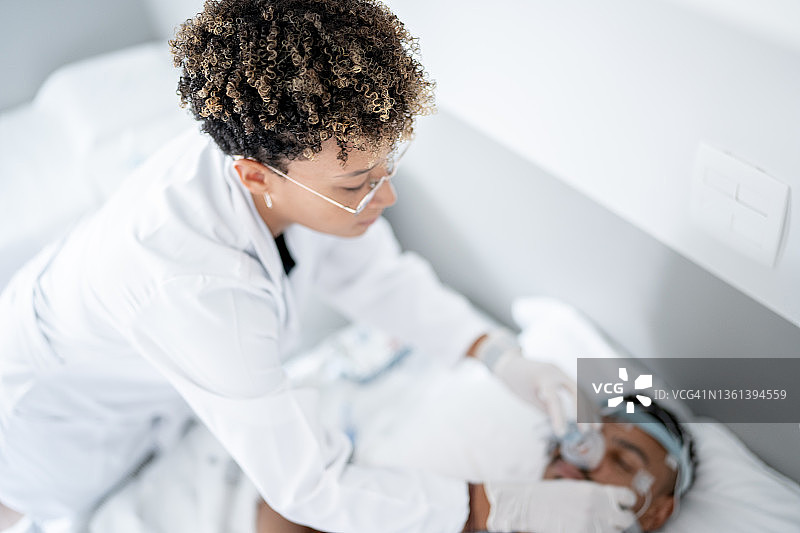 医生准备病人进行睡眠多导图检查图片素材