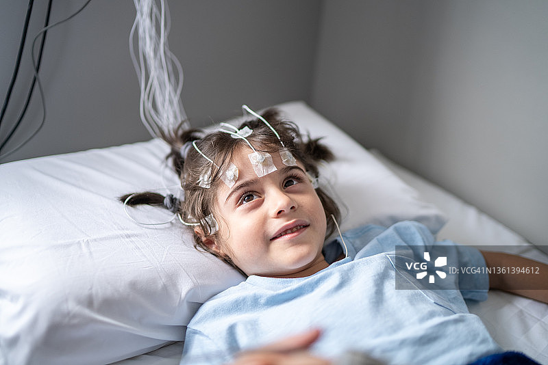 男孩在多导睡眠图检查前与医生交谈图片素材