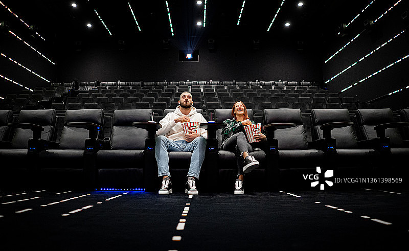 在电影院的朋友们图片素材