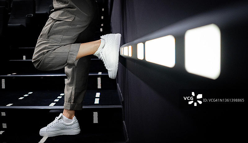 美丽的钢管舞舞者坐着图片素材