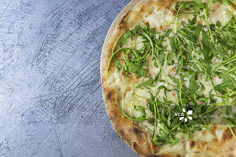 搭配芝麻菜沙拉的玛格丽特披萨图片素材