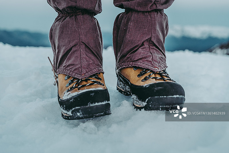 山中雪地上的登山靴图片素材