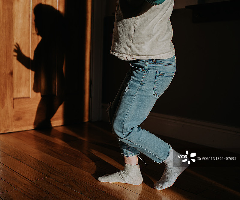 儿童在室内空间表演舞蹈动作图片素材