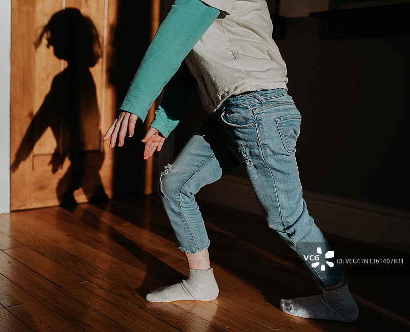 儿童在室内空间表演舞蹈动作图片素材