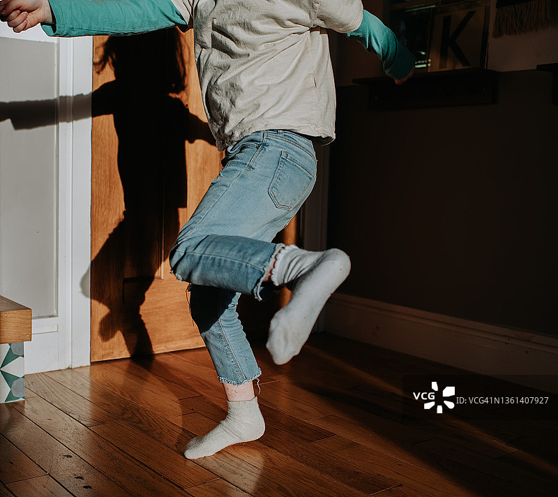 孩子在空中踢腿图片素材