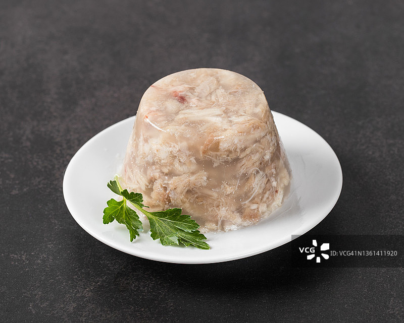 盘中猪肉冻配猪肉片和欧芹图片素材