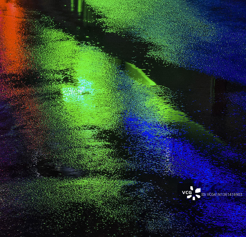 雨后湿沥青路面上鲜艳的色彩图片素材