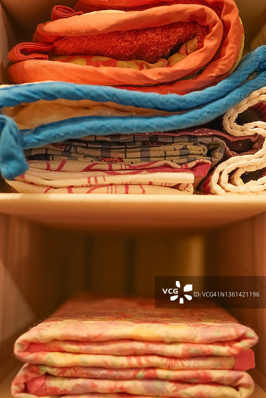 堆叠在厨房里的毛巾和茶巾图片素材