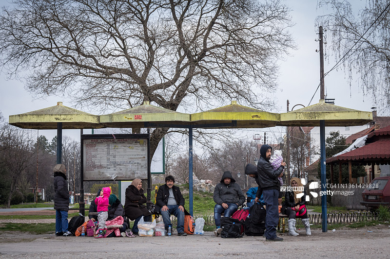 叙利亚难民：在巴尔干难民危机期间，一个由妇女、儿童和男人组成的家庭在塞尔维亚-匈牙利边境的霍尔果斯等待过境图片素材