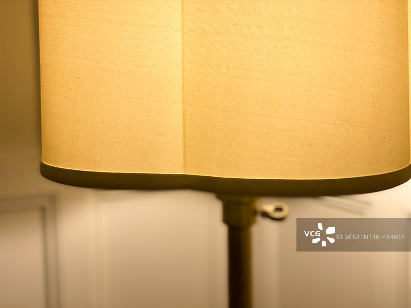 门厅内带仿古金色钥匙细节的光照台灯图片素材