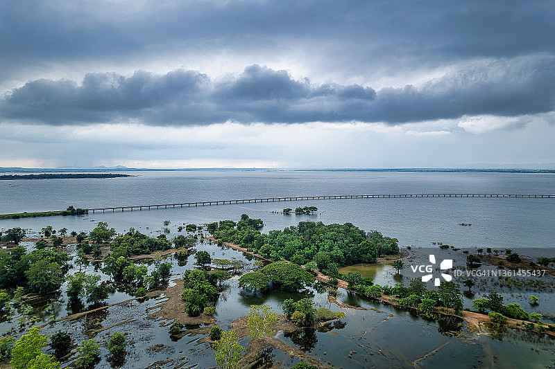 泰国中部最大水库帕萨克河水坝铁路桥上的当地火车航拍图片素材