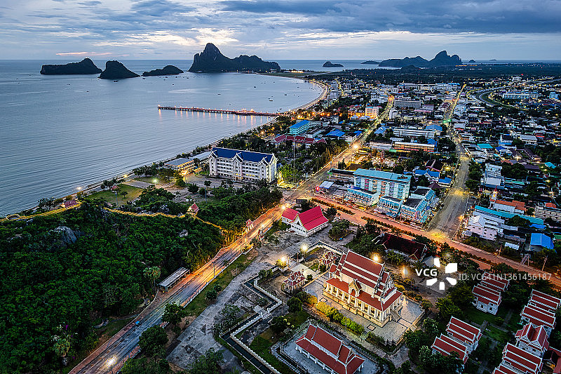 泰国巴蜀府直辖县考冲卡蕉山塔米卡拉寺镇和寺庙的航拍无人机日出景色，该地点可欣赏海湾和乡村的绝佳景色图片素材