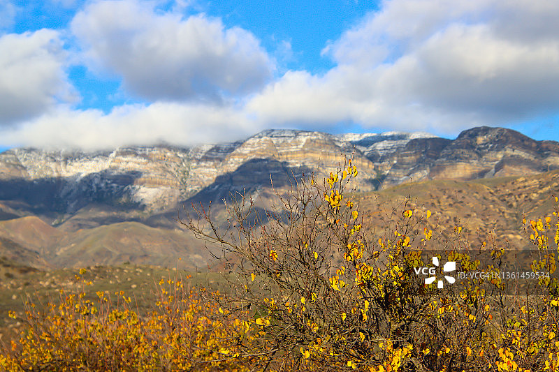 秋色下的托帕托帕山脉和云彩图片素材