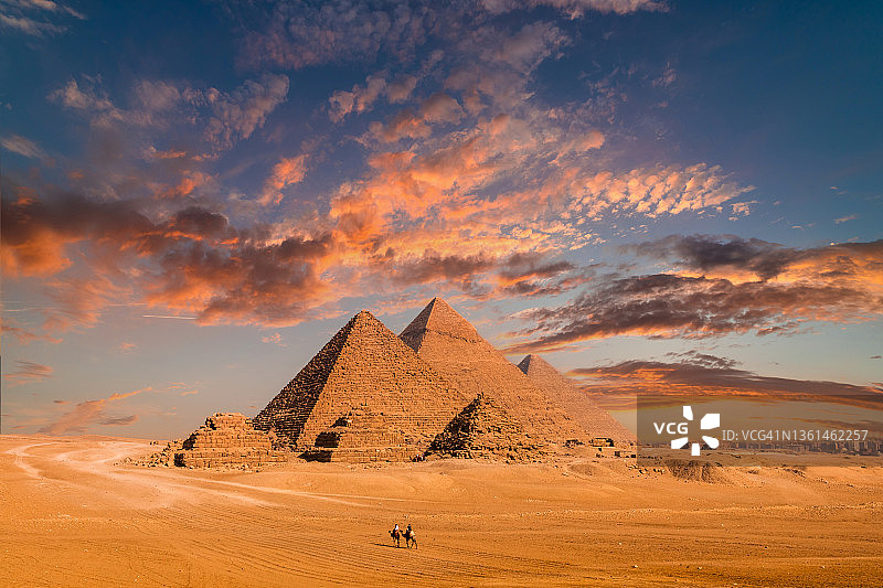 吉萨开罗胡夫金字塔日落景观图片素材