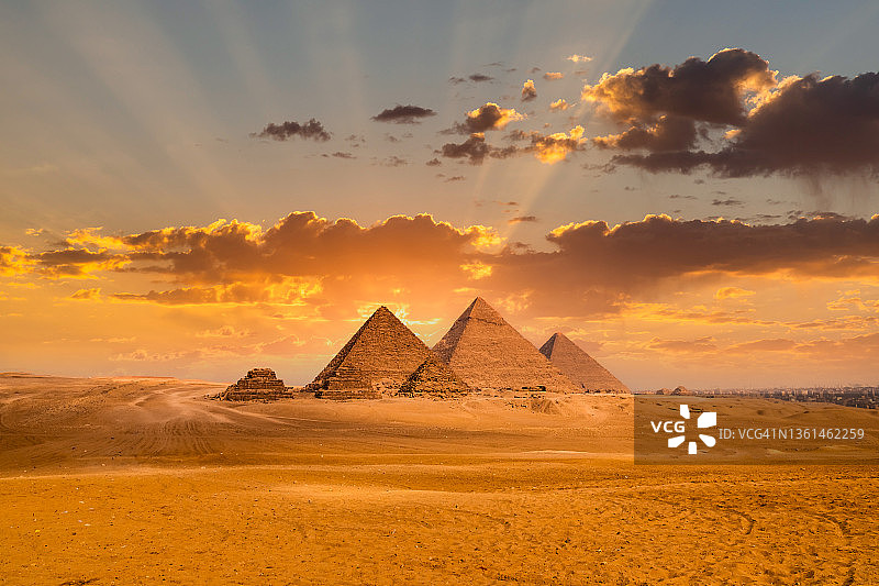 吉萨开罗胡夫金字塔日落景观图片素材