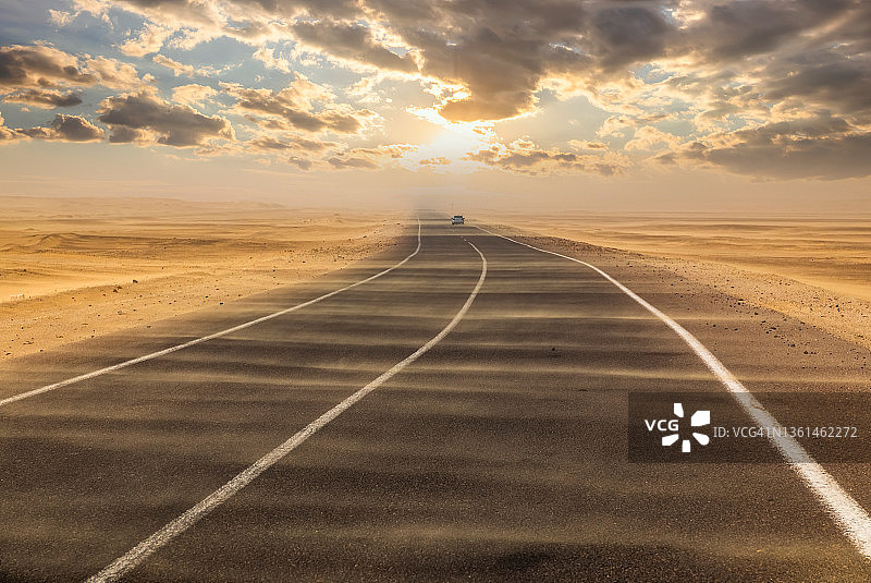 沙漠日落时分的道路沙尘暴图片素材