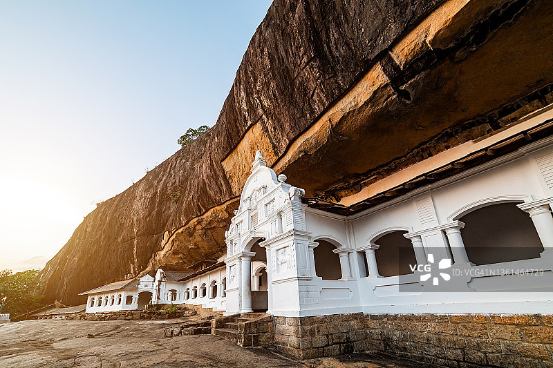 日落时分的丹布拉石窟寺，斯里兰卡图片素材