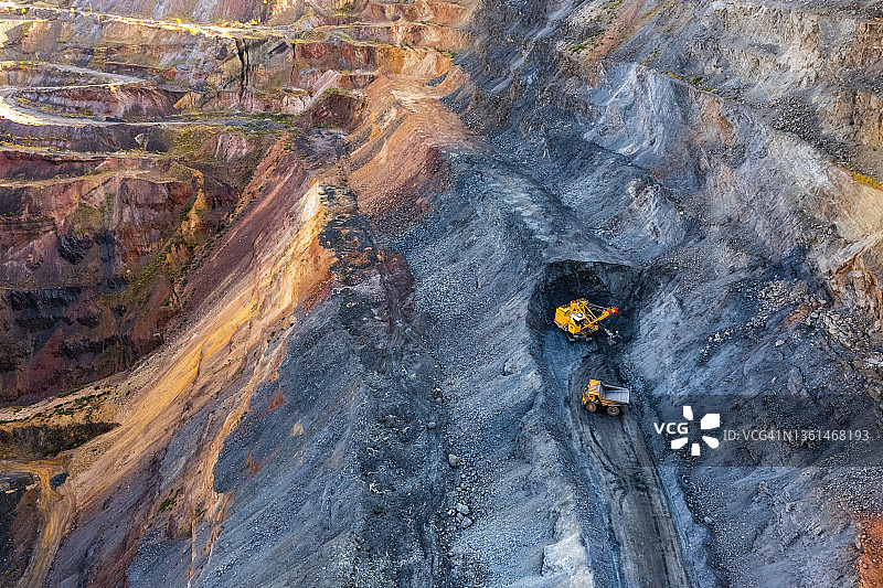 露天铁矿和重型采矿设备航拍图片素材