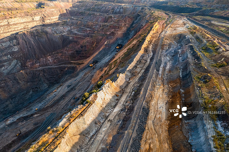 露天铁矿和重型采矿设备航拍图片素材