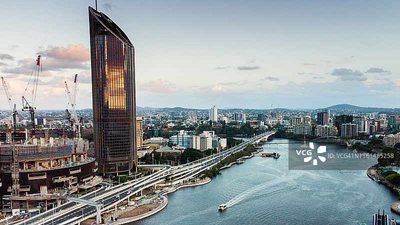 夏季布里斯班河的航拍景色图片素材