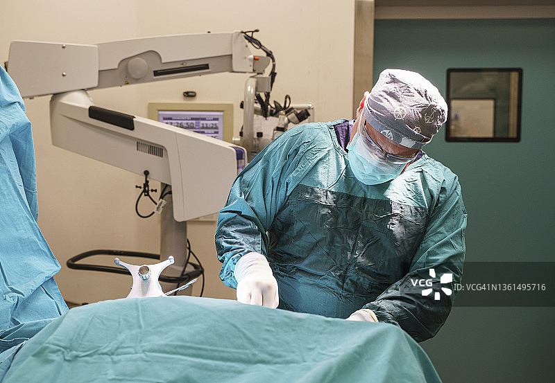 男神经外科医生在医院手术室进行脑肿瘤手术图片素材