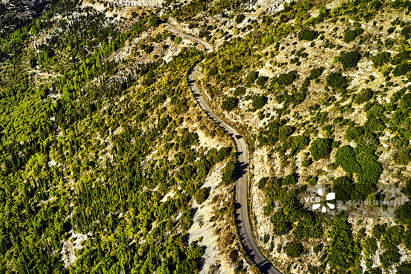 希腊莱夫卡达岛的蜿蜒道路图片素材