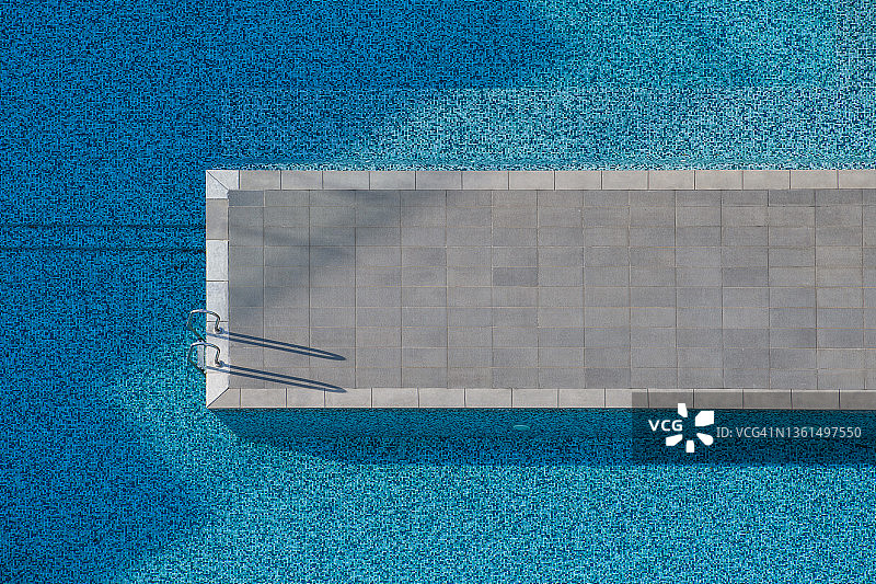 带木质平台的游泳池航拍图片素材