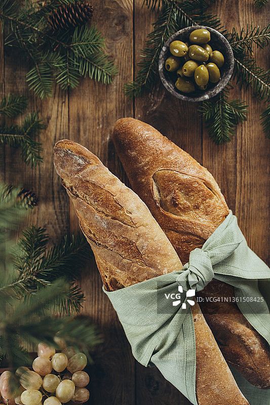 亚麻餐巾包裹的两根法棍面包图片素材