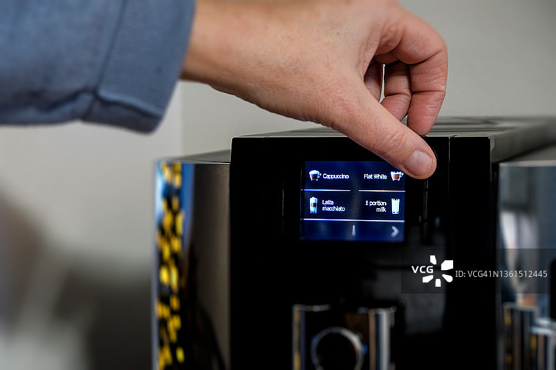 手按咖啡机按钮图片素材