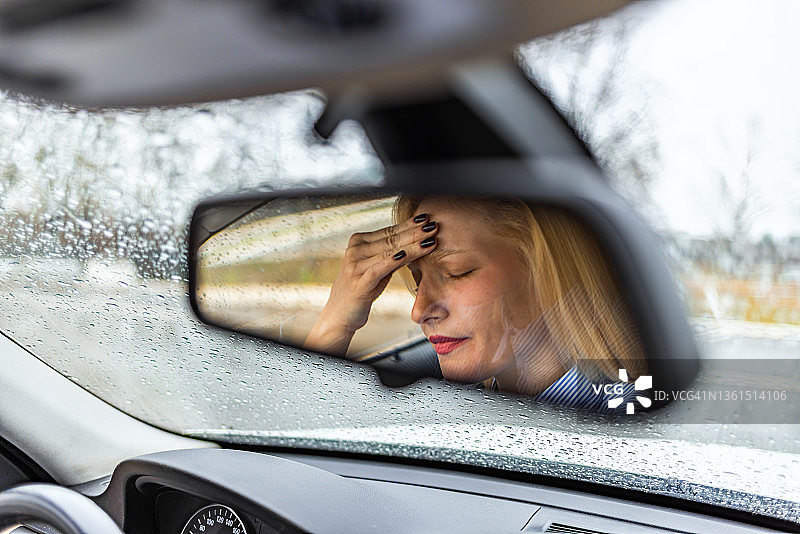女子首次驾车，紧张躲避险情图片素材