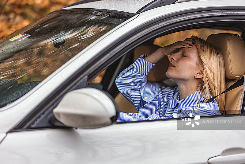 女司机车祸后感到不适图片素材