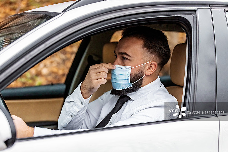 戴防护口罩的司机图片素材